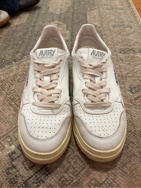 Autry Medalist Women’s White Leather Sneakers
